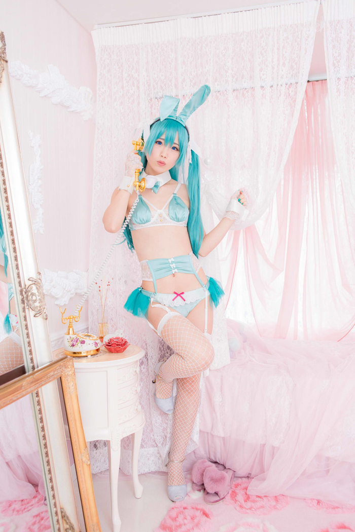 Ecchi Hatsune Miku Cosplay